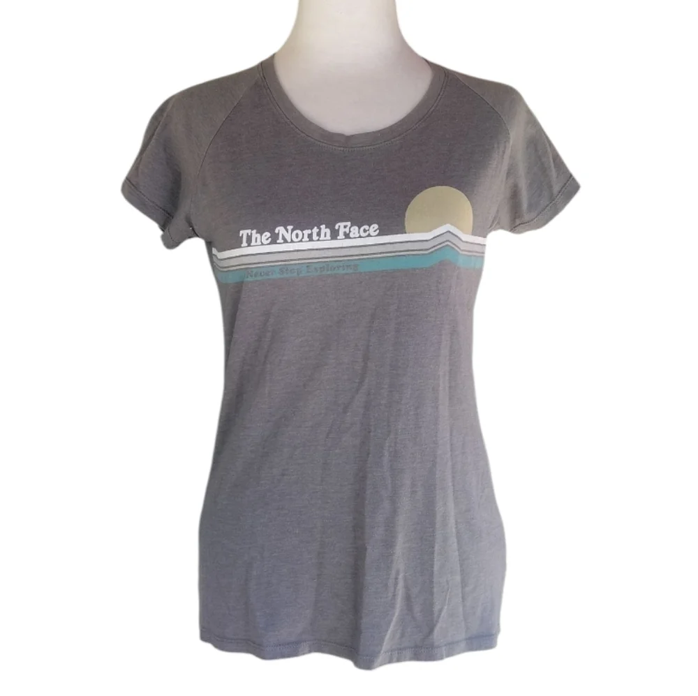 The North Face Graphic Baby Tee Gray Sunrise Slim Fit Size Small - Picture 1 of 7